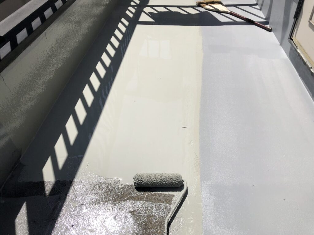八王子市　4世帯アパート外壁屋根塗装工事　共用部床ウレタン防水